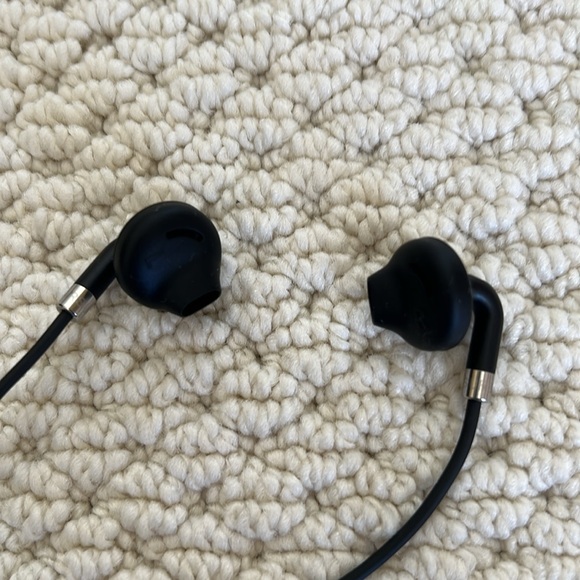 Peloton urban ears corded ear buds- 58” cord - Picture 3 of 5